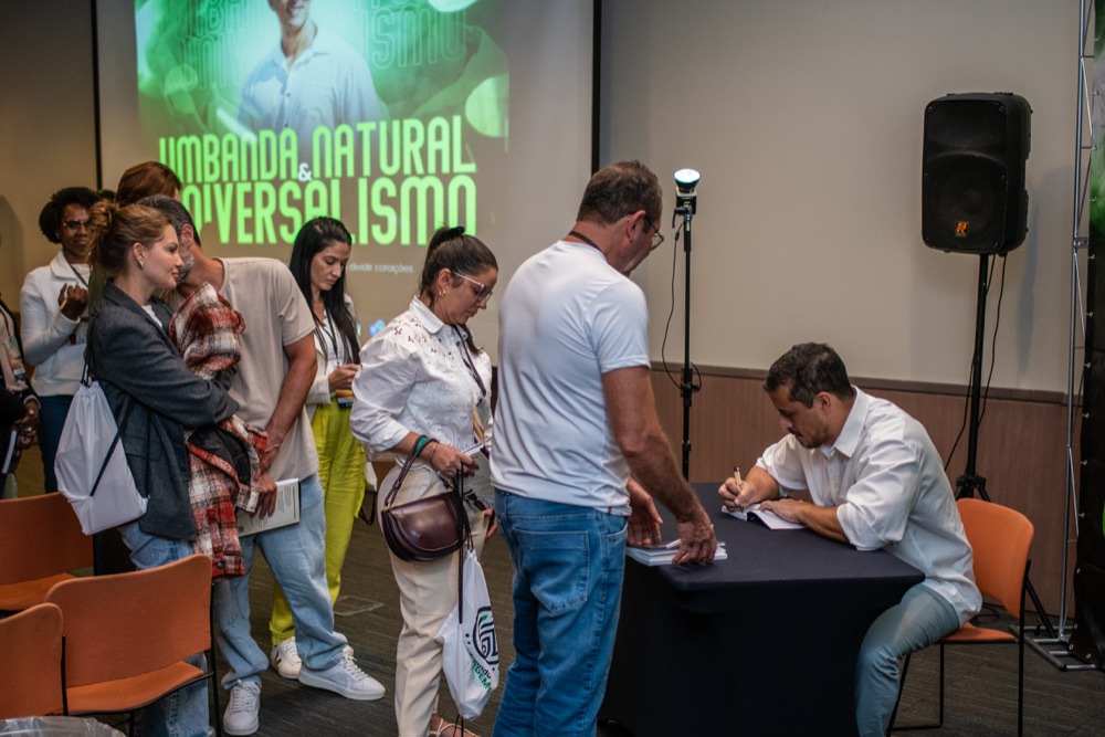 Ricardo Di Napoli autografando livros para alunos após o Congresso Arandu