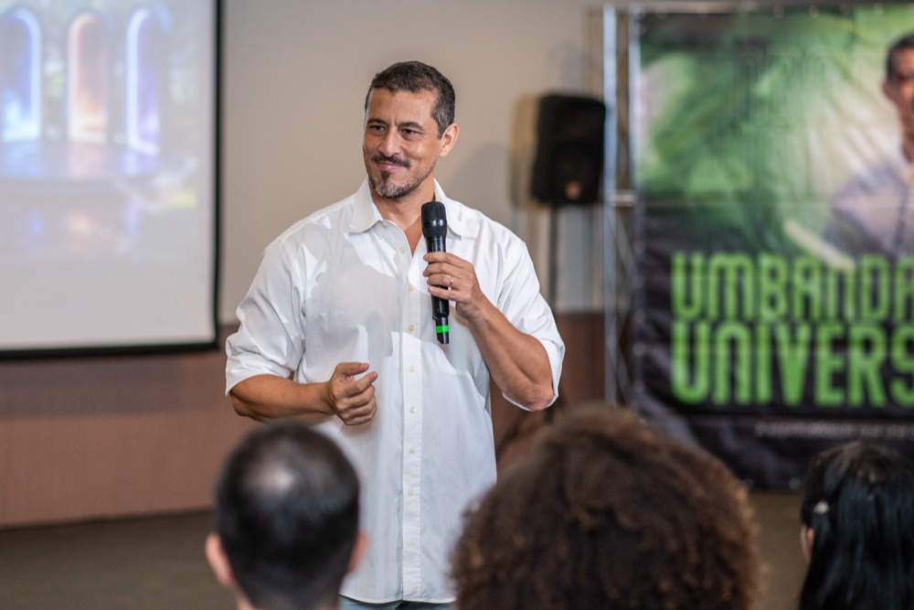 Ricardo Di Napoli falando ao microfone durante o Congresso Arandu