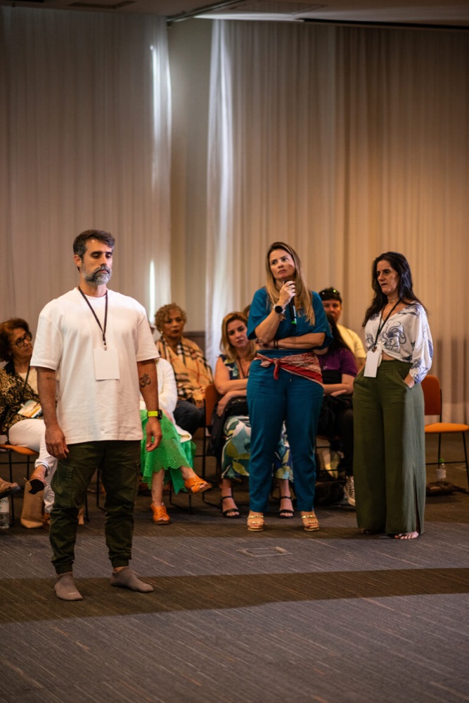 Ricardo Di Napoli no palco com um grupo de participantes do Congresso Arandu