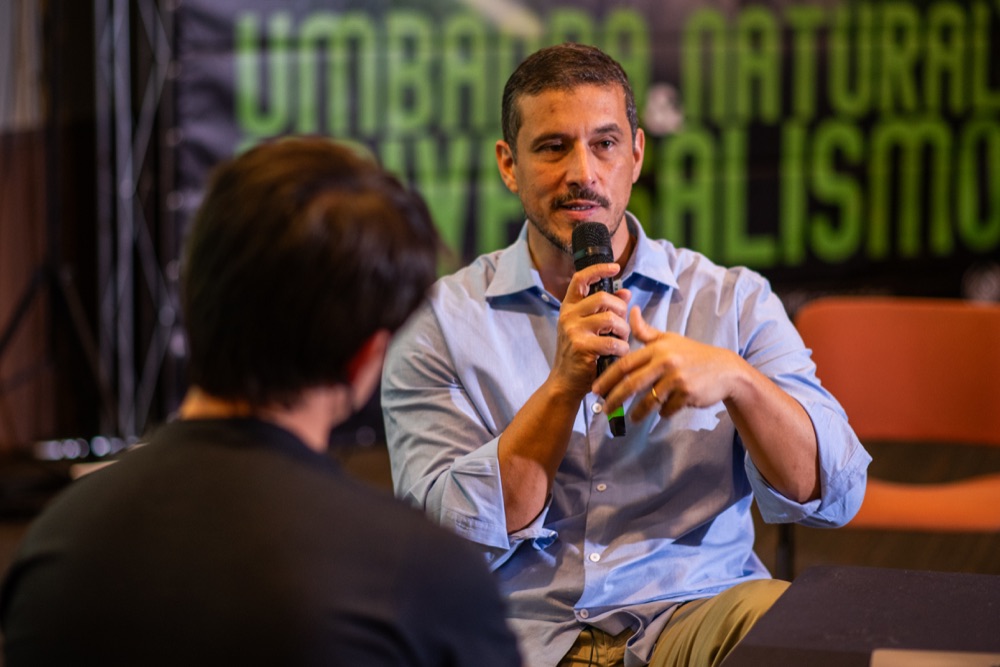 Ricardo Di Napoli em conversa próxima com um aluno